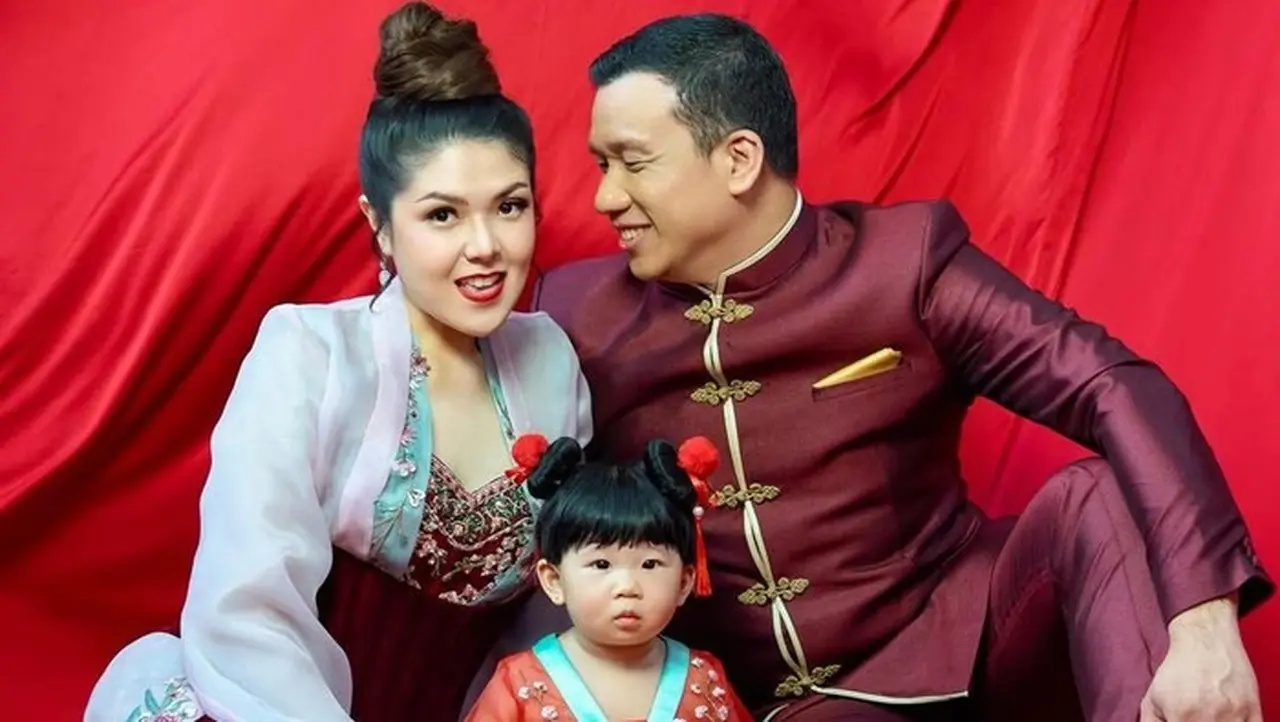 Tina Toon Perdana Perkenalkan Putri Pertamanya, Megan, di Momen Imlek 2026 Tina Toon Perdana Perkenalkan Putri Pertamanya, Megan, di Momen Imlek 2026