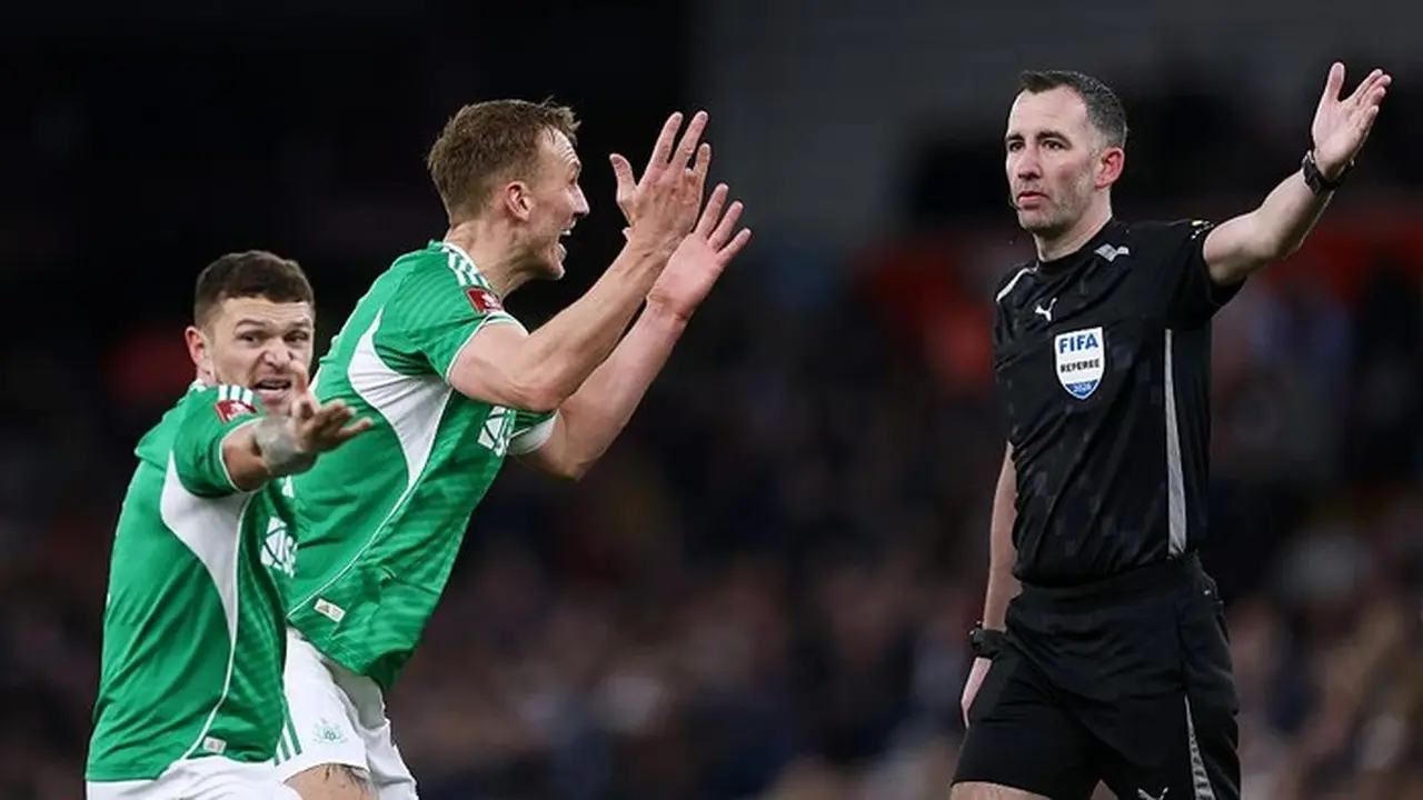 Wasit Piala FA Diistirahatkan dari Premier League Akibat Kesalahan Fatal Wasit Piala FA Diistirahatkan dari Premier League Akibat Kesalahan Fatal