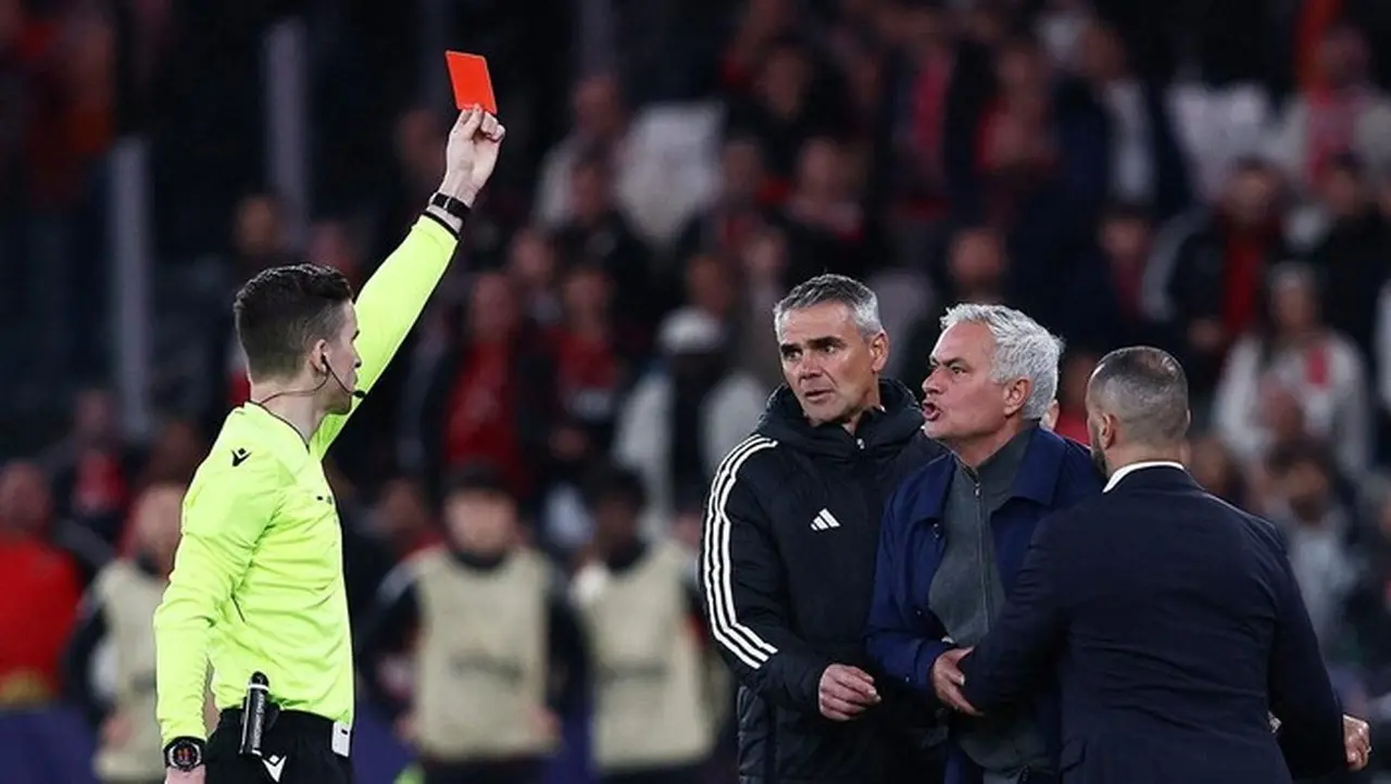 Mourinho Diusir Wasit, Tuduh Ada ‘Kertas Saku’ untuk Lindungi Pemain Madrid Mourinho Diusir Wasit, Tuduh Ada ‘Kertas Saku’ untuk Lindungi Pemain Madrid