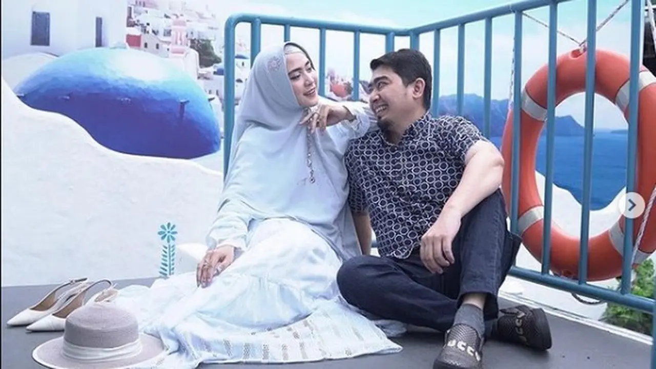 Ustaz Solmed dan April Jasmine Ungkap Kunci Anak Masuk Pesantren Tanpa Tangis Haru Ustaz Solmed dan April Jasmine Ungkap Kunci Anak Masuk Pesantren Tanpa Tangis Haru