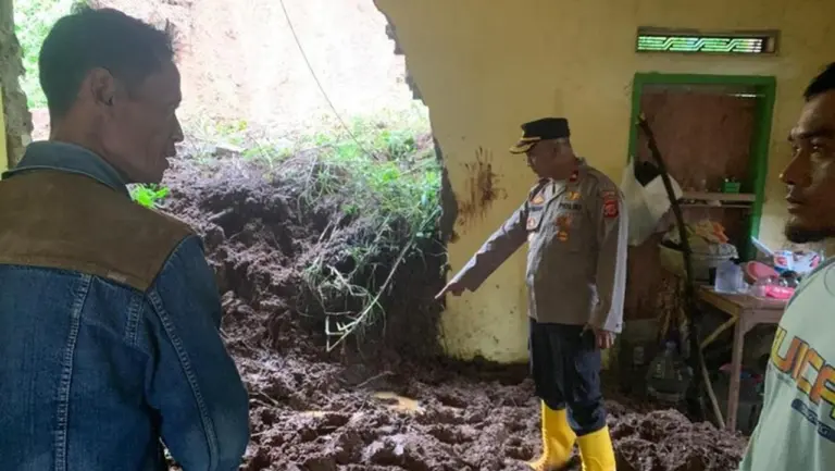 Longsor Pangalengan Tewaskan Kakak Beradik Saat Makan Siang Akibat Hujan Deras Longsor Pangalengan Tewaskan Kakak Beradik Saat Makan Siang Akibat Hujan Deras