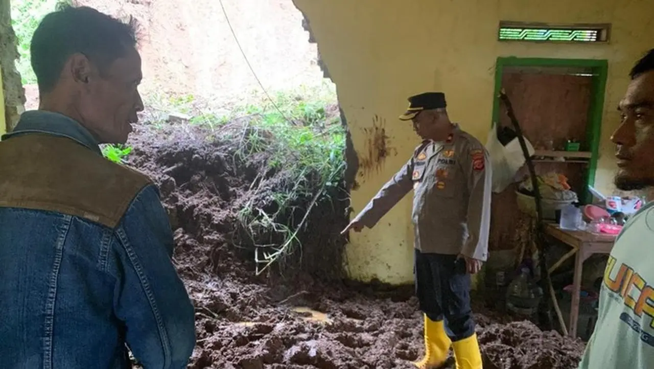 Longsor Pangalengan Tewaskan Kakak Beradik Saat Makan Siang Akibat Hujan Deras Longsor Pangalengan Tewaskan Kakak Beradik Saat Makan Siang Akibat Hujan Deras