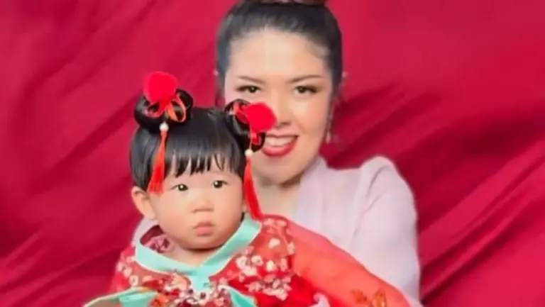 Tina Toon Ungkap Alasan Baru Perkenalkan Putri Setelah Usia 1 Tahun Lebih Tina Toon Ungkap Alasan Baru Perkenalkan Putri Setelah Usia 1 Tahun Lebih