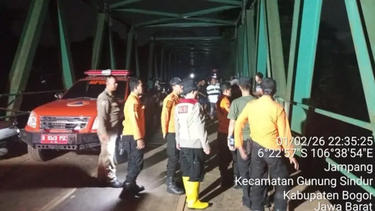 Pekerja Renovasi Jembatan Leuwiranji Bogor Terpeleset, Jatuh ke Sungai Cisadane Pekerja Renovasi Jembatan Leuwiranji Bogor Terpeleset, Jatuh ke Sungai Cisadane
