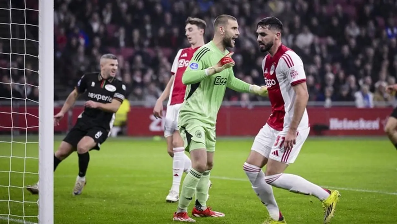 Debut Maarten Paes Berakhir Imbang 1-1 Saat Ajax Hadapi NEC di Eredivisie
