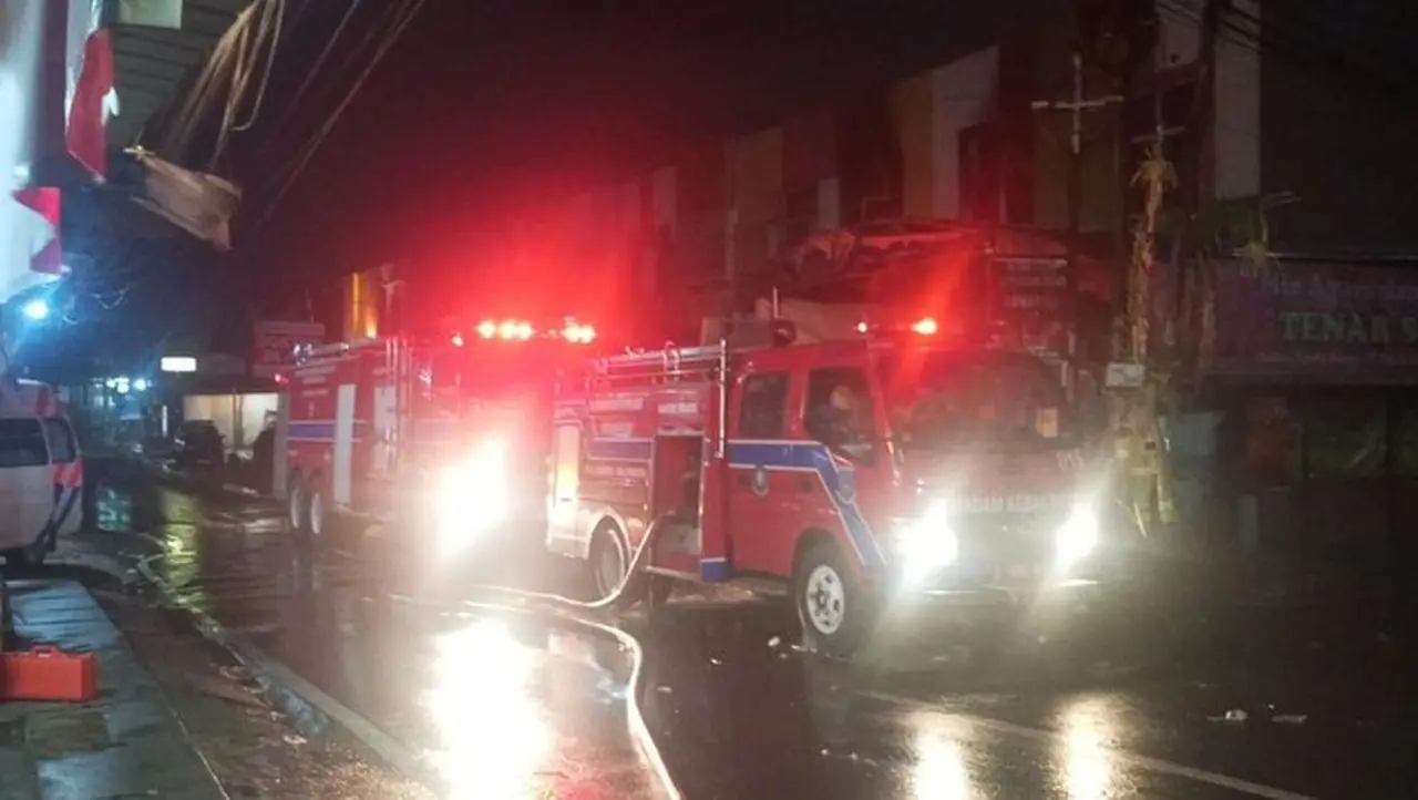 Kebakaran Ruko Tekstil Tangsel Padam Pagi Ini, 150 Petugas Damkar Berhasil Jinakkan Api Kebakaran Ruko Tekstil Tangsel Padam Pagi Ini, 150 Petugas Damkar Berhasil Jinakkan Api