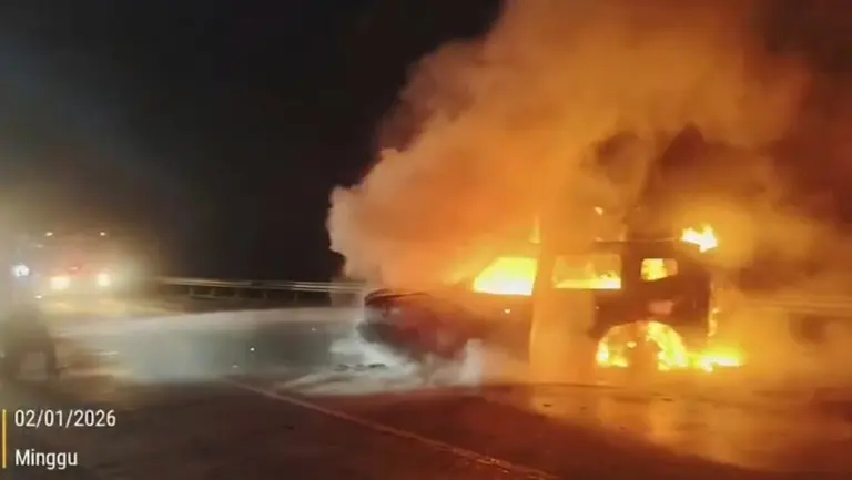 Kecelakaan Maut di Tol Jagorawi: Mobil BMW Tabrak JETOUR, Satu Unit Terbakar Hebat