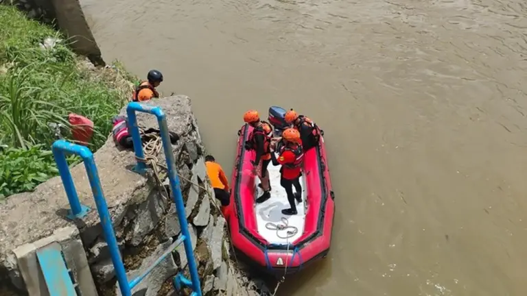 Pencarian Pekerja Jembatan yang Jatuh ke Sungai Cisadane Dilanjutkan Tim SAR Gabungan