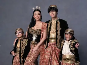 Asri Welas Ungkap Alasan Foto Keluarga Hanya Bersama Tiga Anak Laki-lakinya