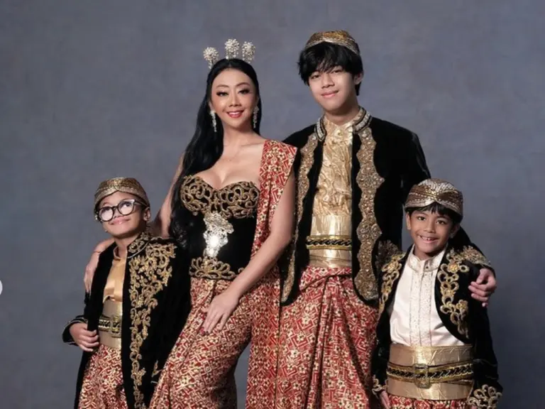 Asri Welas Ungkap Alasan Foto Keluarga Hanya Bersama Tiga Anak Laki-lakinya