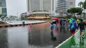 Warga Tetap Berolahraga di CFD HI Meski Hujan, “Biar Basah Sekalian”