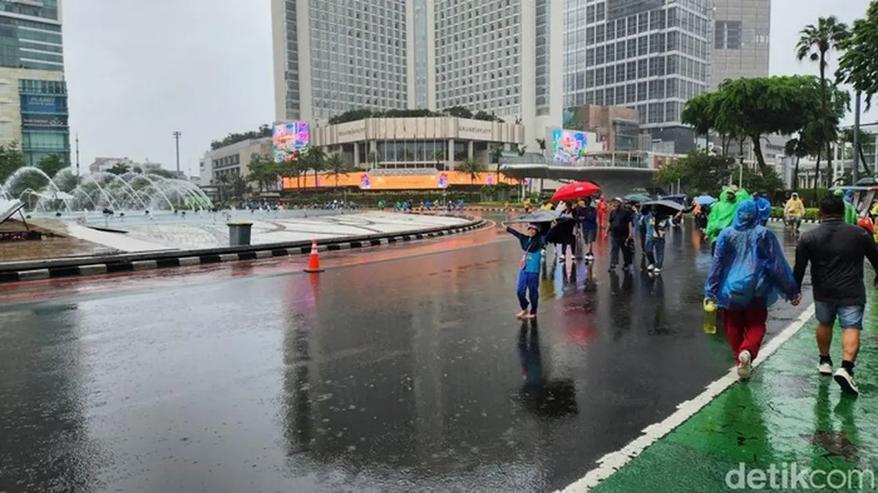 Warga Tetap Berolahraga di CFD HI Meski Hujan, “Biar Basah Sekalian”