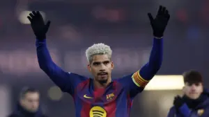 Gol Copa del Rey: Araujo Peluk Hansi Flick, Ungkap Terima Kasih atas Dukungan Mental