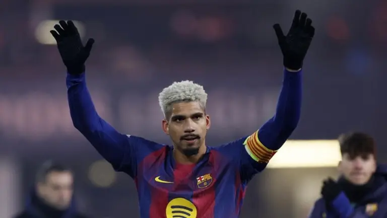 Gol Copa del Rey: Araujo Peluk Hansi Flick, Ungkap Terima Kasih atas Dukungan Mental