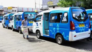 Berani! Sopir Jaklingko Serempet Jambret hingga Jatuh di Jakarta Timur