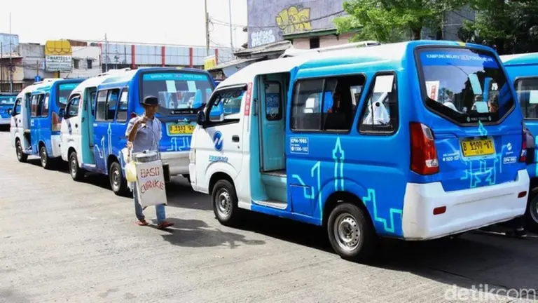 Berani! Sopir Jaklingko Serempet Jambret hingga Jatuh di Jakarta Timur
