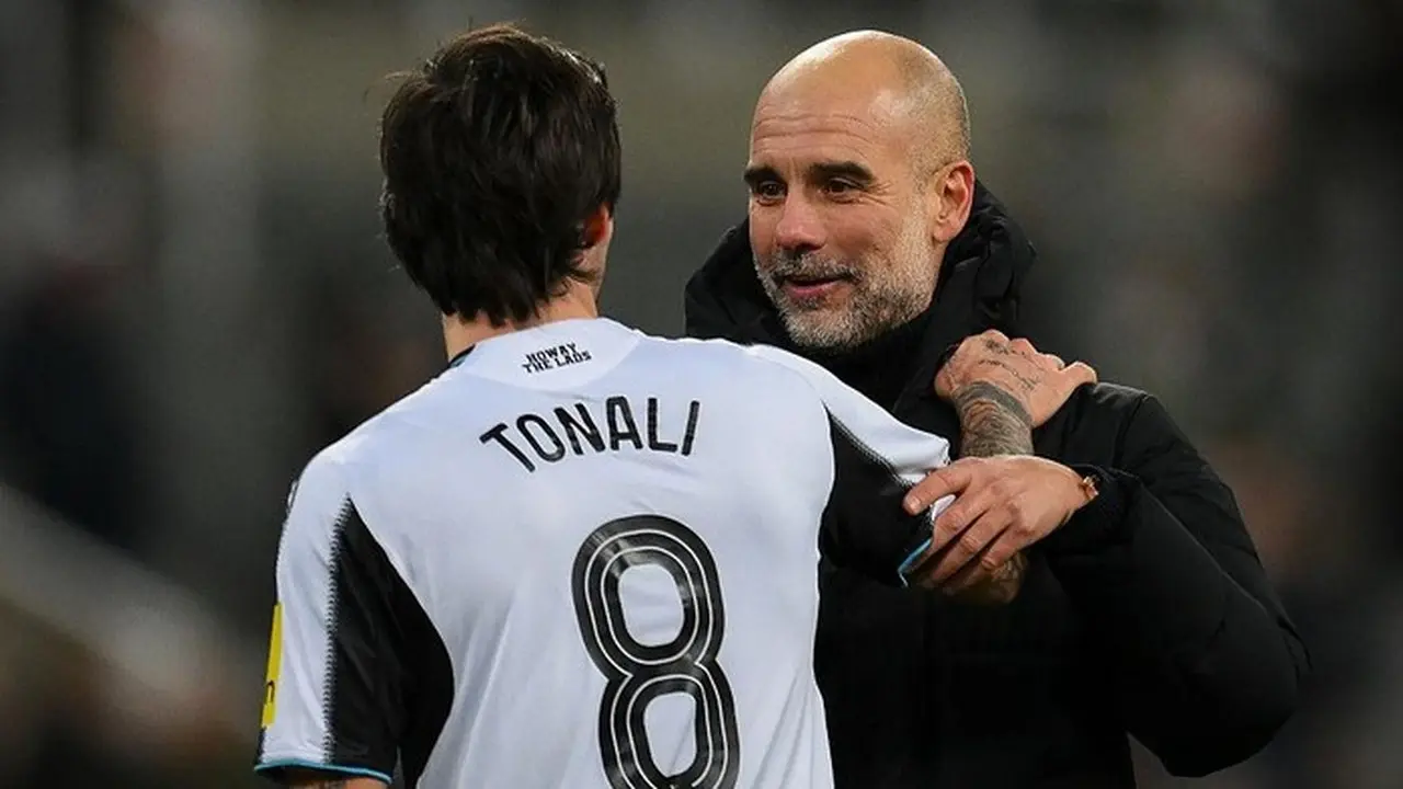 Pep Guardiola dan Sandro Tonali Tertangkap Kamera Berbincang, Newcastle United Mulai Resah?
