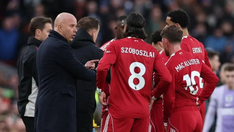 Jamie Carragher Bela Pernyataan Arne Slot: Gaya Main Lebih Berharga dari Trofi Jamie Carragher Bela Pernyataan Arne Slot: Gaya Main Lebih Berharga dari Trofi