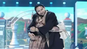 Alasan Kocak Aden Bajaj Gandeng Erat Tangan Putri di Catwalk: Ternyata untuk Mengerem!