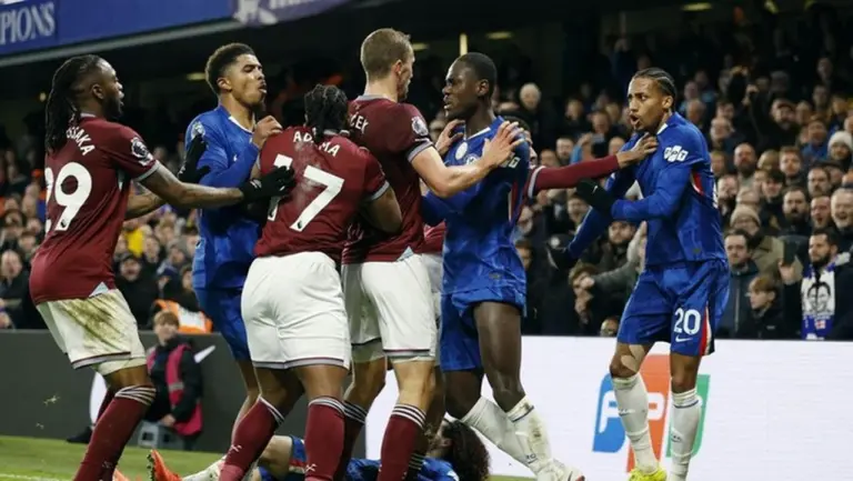 Keributan di Stamford Bridge: Adama Traore Picu Amarah, Todibo Kartu Merah dalam Laga Chelsea vs West Ham