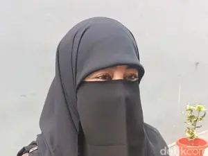 Umi Pipik Bahagia Jadi Nenek, Rela Lawan Arah Demi Gendong Cucu Pertama