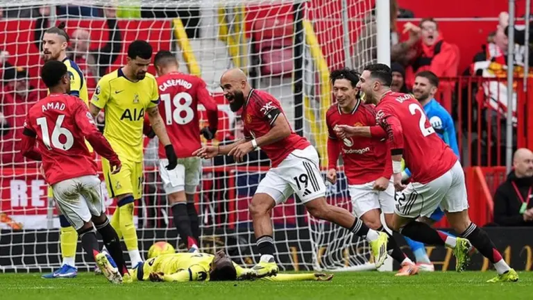 MU Unggul 1-0 atas Tottenham, Romero Diusir Wasit di Babak Pertama