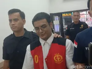 Keluarga Rutin Jenguk Vadel Badjideh di Lapas Cipinang, Bawakan Kue Buatan Ibu