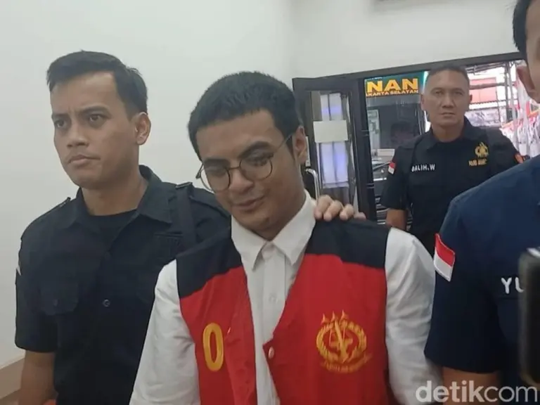 Keluarga Rutin Jenguk Vadel Badjideh di Lapas Cipinang, Bawakan Kue Buatan Ibu