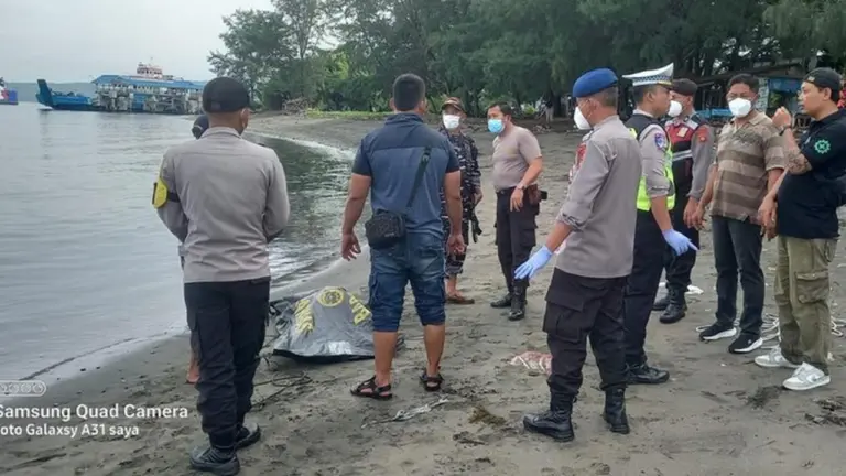 Jasad Tanpa Kepala Ditemukan Saat Evakuasi Bangkai Kapal KMP Tunu Jaya di Selat Bali Jasad Tanpa Kepala Ditemukan Saat Evakuasi Bangkai Kapal KMP Tunu Jaya di Selat Bali
