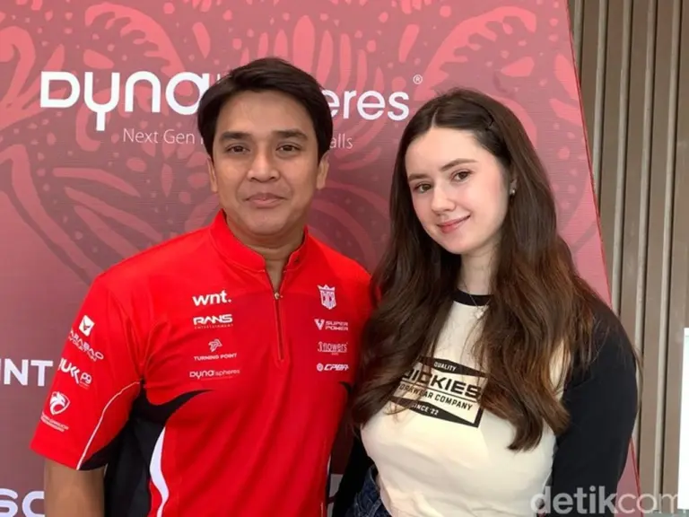 Billy Syahputra Turun Kasta ke Meja Biliar Internasional, Vika Kolesnaya Beri Dukungan Penuh