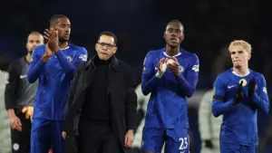 Liam Rosenior Cuek Diolok Penggemar Rival di Medsos, Keluarga Jadi Korban