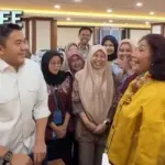 Momen Canda Susi Pudjiastuti Bertemu Seskab Teddy, Saling Beri Cokelat