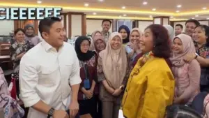 Momen Canda Susi Pudjiastuti Bertemu Seskab Teddy, Saling Beri Cokelat