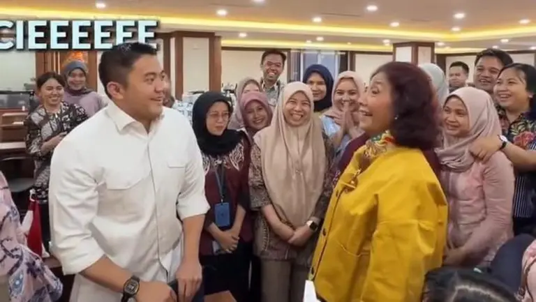 Momen Canda Susi Pudjiastuti Bertemu Seskab Teddy, Saling Beri Cokelat