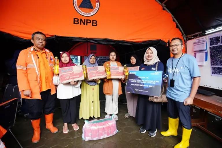 Bank Mandiri Salurkan Ribuan Paket Bantuan Kemanusiaan untuk Korban Longsor Bandung Barat