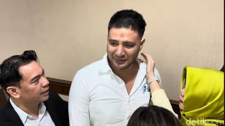 Tangis Ammar Zoni Pecah di Sidang, Emosi Terpukul Disebut Pengedar dan Dikaitkan dengan Anak