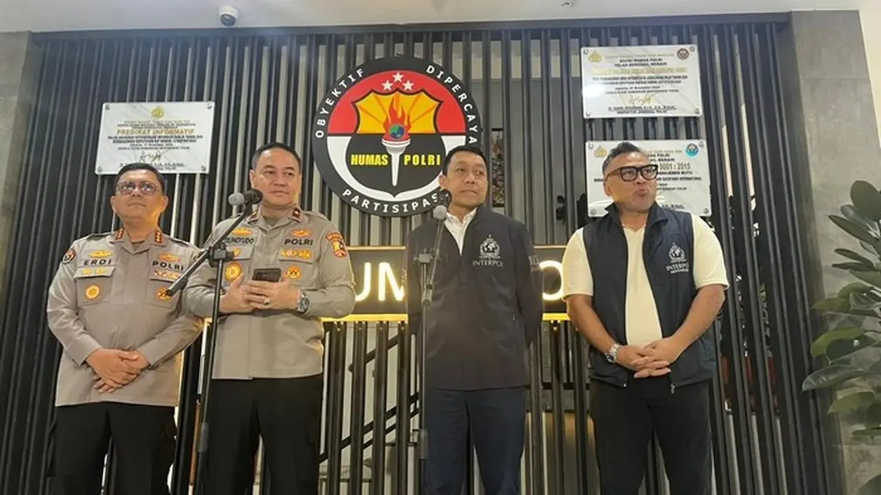 Interpol Terbitkan Red Notice untuk Buron Kasus Minyak Riza Chalid Interpol Terbitkan Red Notice untuk Buron Kasus Minyak Riza Chalid